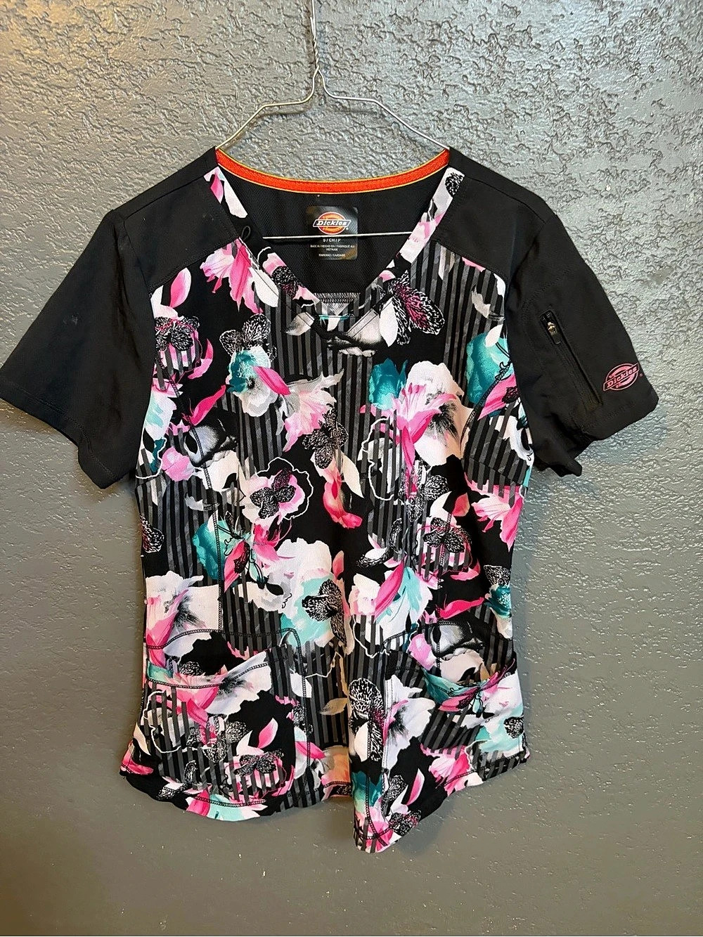 Dickies Floral Short Sleeve Top Size Small Like New